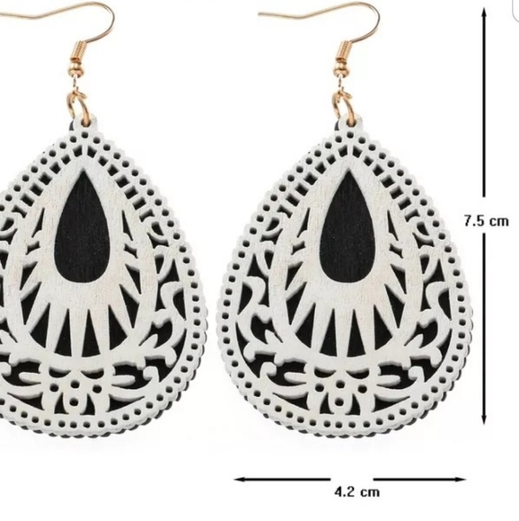 Elegant Earrings - Picture 2 of 2